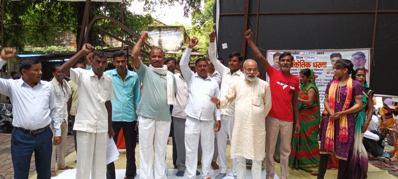 सीतापुरकिसानों की लगातार बढ़ती समस्याओं, खाद, बीज, बिजली संकट, फसल का उचित मूल्य न मिलने और सिंचाई की दिक्कतों को लेकर आज विकास भवन, सीतापुर के सामने विशाल धरना